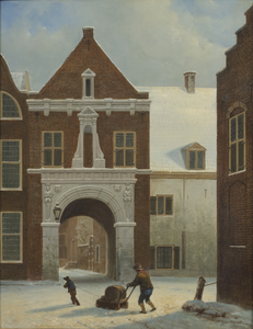 852985 Gezicht op de zuidgevel van de poort van de St.-Paulusabdij (Pauluspoort) te Utrecht, vanaf de Lange Nieuwstraat.